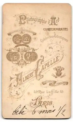 Fotografie A. Capelle, Paris, Rue Laffitte 45, Sitzendes Baby auf besticktem Sessel