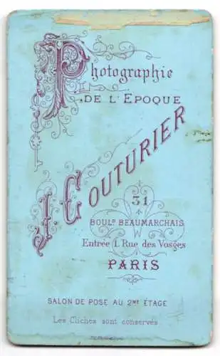 Fotografie J. Couturier, Paris, Boulevard Beaumarchais 31, Junge in feierlichem Anzug