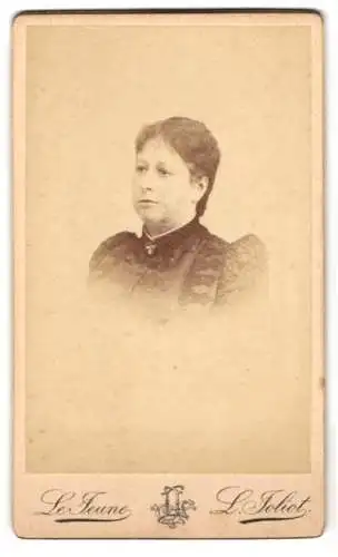 Fotografie Le Jeune, Paris, Rue St. Honoré 350, Portrait einer Dame in vornehmer Kleidung