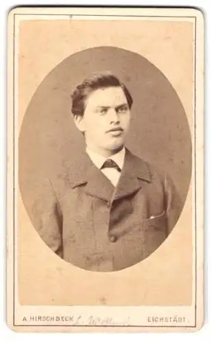 Fotografie A. Hirschbeck, Eichstädt, Osten-Vorstadt, Portrait eines jungen Mannes