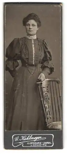 Fotografie G. Kahlmeyer, Oldenburg, Frau in elegantem Kleid