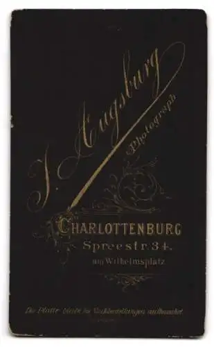 Fotografie J. Augsburg, Charlottenburg, Spreestr. 34, Kleinkind auf prächtigem Sessel