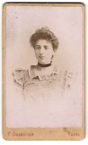 Fotografie P. Grandjean, Paris, 24 Rue du Château d`Eau, Portrait einer jungen Frau