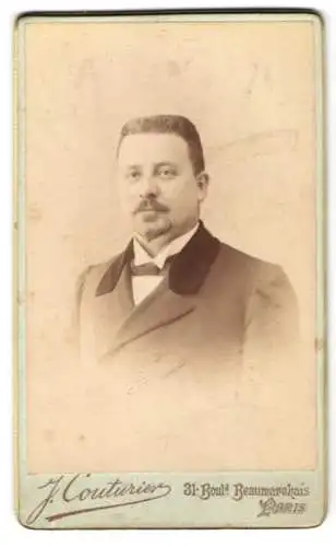 Fotografie J. Couturier, Paris, Boulev. Beaumarchais 31, Porträt eines Mannes