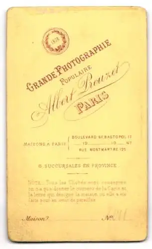 Fotografie Albert Prouzet, Paris, Boulevard Sébastopol 17, Portrait eines Mannes in elegantem Anzug