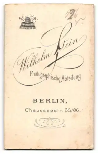 Fotografie Wilhelm Stein, Berlin, Chausseestr. 65 /66, Porträt einer Dame in eleganter Kleidung