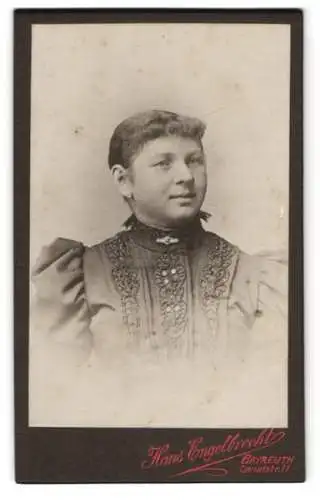 Fotografie Hans Engelbrecht, Bayreuth, Canalstr. 11, Portrait einer Frau in edler Kleidung