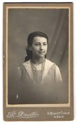 Fotografie M. Ducote, Lyon, Cours Morand 5, Porträt einer jungen Frau