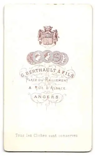 Fotografie G. Berthault & Fils, Angers, Place du Ralliement, Porträt eines eleganten Herrn