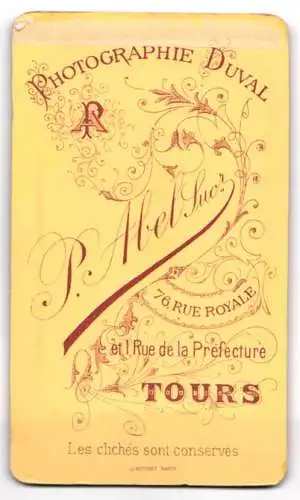 Fotografie P. Abel, Tours, Rue Royale 76, Porträt eines Kleinkinds auf Kissen