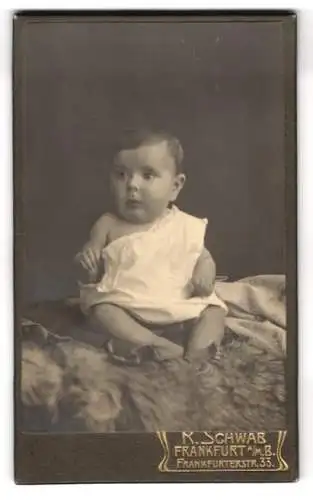 Fotografie R. Schwab, Frankfurt am Main, Frankfurterstrasse 33, Sitzendes Baby in weissem Kleid