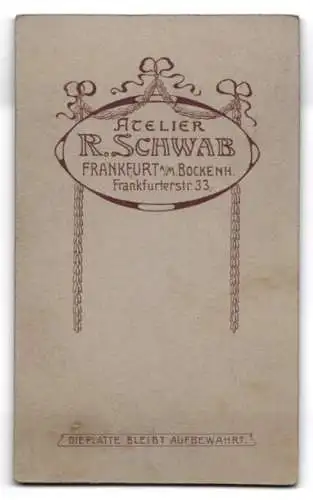 Fotografie R. Schwab, Frankfurt am Main, Frankfurterstrasse 33, Sitzendes Baby in weissem Kleid