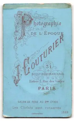 Fotografie J. Couturier, Paris, Boulevard Beaumarchais 31, Porträt eines eleganten Herrn