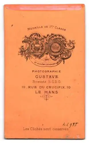 Fotografie Gustave, Le Mans, Rue du Crucifix 10, Porträt eines Kindes auf elegantem Sessel