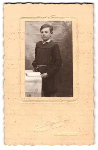 Fotografie E. Pelissard, Paris, Junge mit ernster Miene