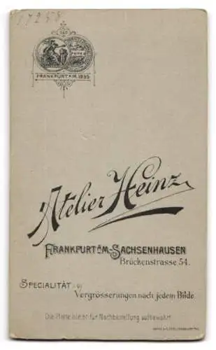 Fotografie Atelier Heinz, Sachsenhausen, Brückenstrasse 54, Porträt eines Mannes im Anzug