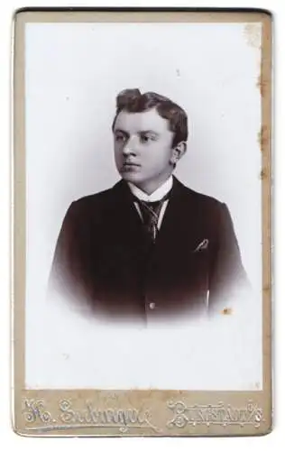 Fotografie H. Seeburger, Burgstädt i. S., Porträt eines jungen Mannes