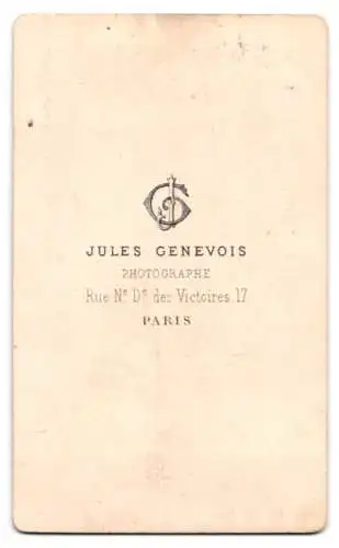 Fotografie Jules Genevois, Paris, Rue N. D. des Victoires 17, Junge im Anzug mit Schleife