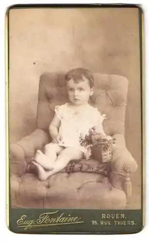 Fotografie Eug. Fontaine, Rouen, 35 Rue Thiers, Porträt eines kleinen Kindes mit Blumen