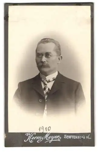 Fotografie Herm. Meyer, Senftenberg, Porträt eines Mannes mit Brille