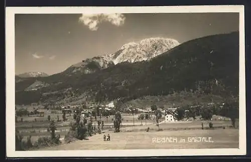 AK Kirchbach /Kärnten, Reisach im Gailtale, Ortsansicht mit den Bergen