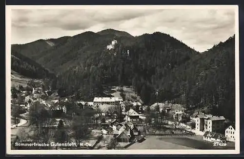 AK Gutenstein /N.-Oe., Teilansicht mit Schloss