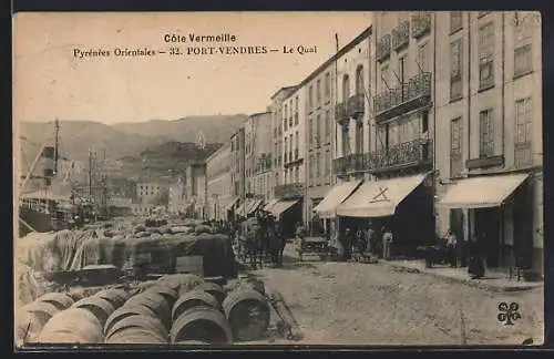 AK Port-Vendres, Le Quai avec barils et bâtiments sur la Côte Vermeille