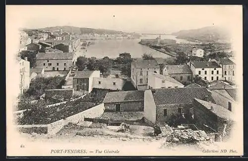 AK Port-Vendres, Vue générale du port et des toits de la ville