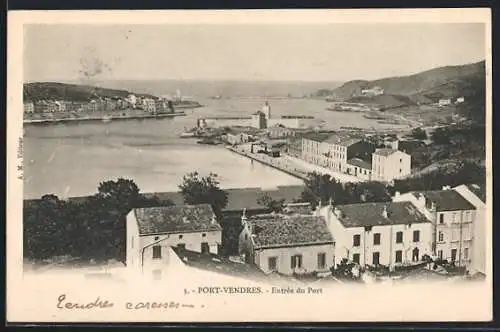 AK Port-Vendres, Entrée du port avec vue sur le quai et les collines environnantes