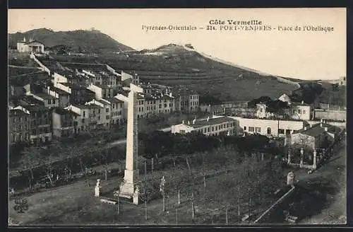 AK Port-Vendres, Place de l`Obélisque avec vue sur les collines et bâtiments environnants