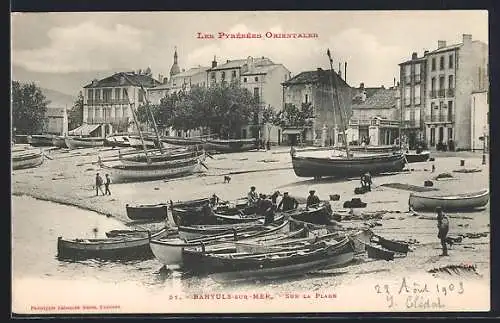 AK Banyuls-sur-Mer, Sur la plage avec bateaux et bâtiments en arrière-plan