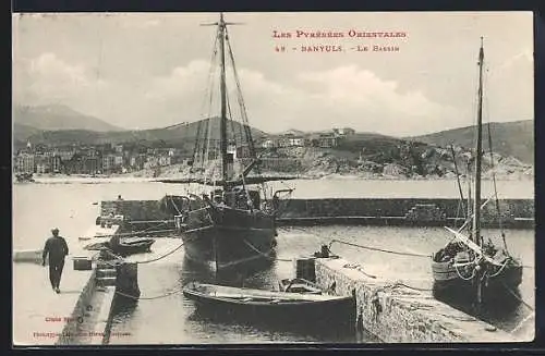 AK Banyuls, Vue du bassin avec voiliers et montagnes en arrière-plan