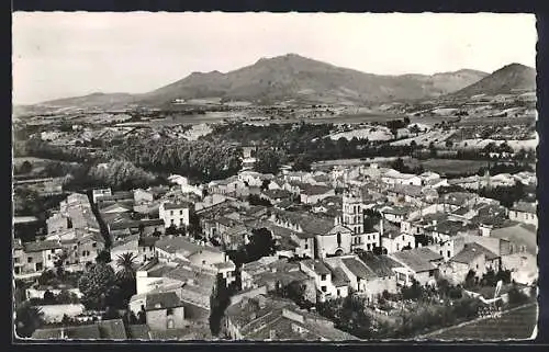 AK Corneilla-la-Rivière, Vue générale aérienne du village et des montagnes environnantes