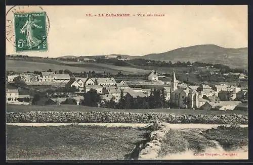 AK La Cabanasse, Vue générale du village avec paysage vallonné en arrière-plan