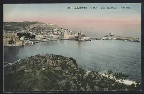 AK Collioure, Vue générale du port et des fortifications