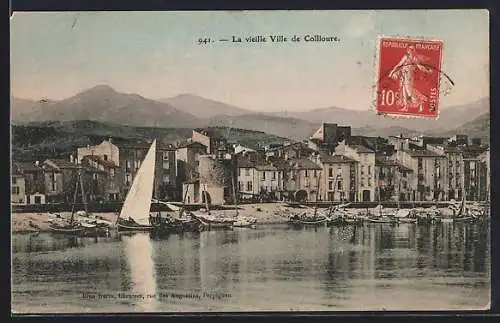 AK Collioure, La vieille ville et les voiliers amarrés