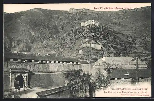 AK Villefranche-de-Conflent, La Porte, les Remparts et le Fort dans les Pyrénées-Orientales