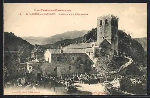 AK Saint-Martin-de-Canigou, arrivée d`un pèlerinage dans les Pyrénées-Orientales