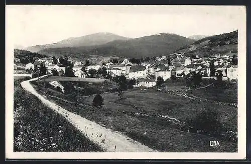 AK Formiguères, Vue générale du village et des montagnes environnantes