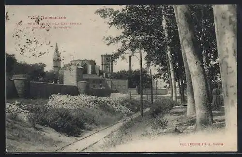 AK Perpignan, La Cathédrale et restes des remparts