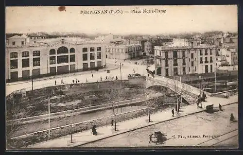 AK Perpignan, Place Notre-Dame avec vue sur les bâtiments et le pont adjacent