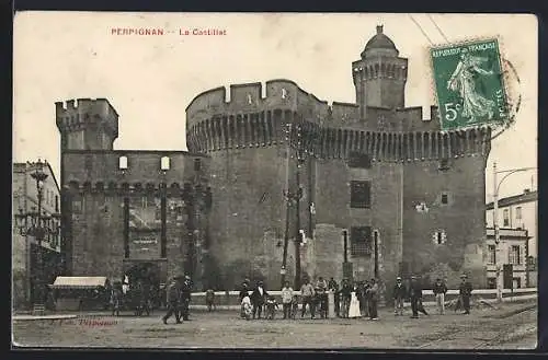 AK Perpignan, Le Castillet et passants devant le monument historique