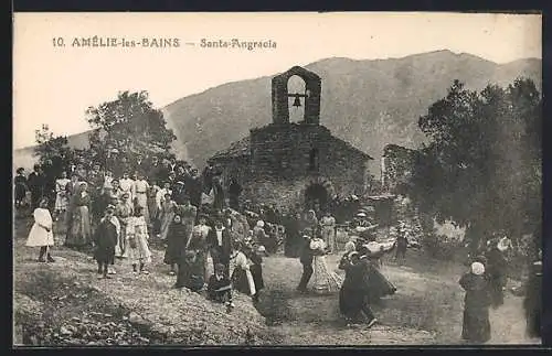 AK Amélie-les-Bains, Santa-Angràcia, foule devant l`église et montagnes en arrière-plan