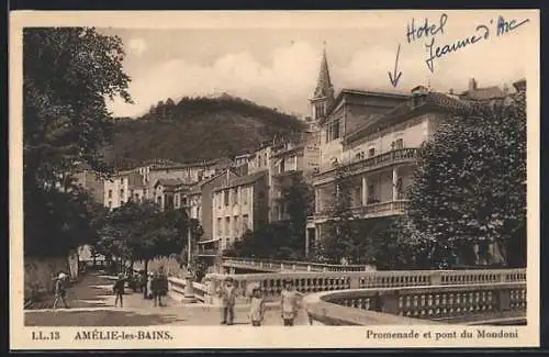 AK Amélie-les-Bains, Promenade et pont du Mondoni avec vue sur l`Hôtel Jeanne d`Arc