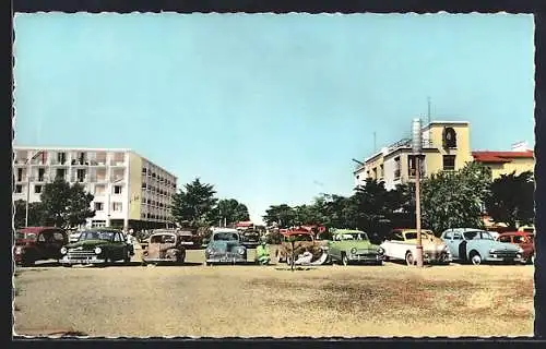 AK Argelès-sur-Mer, Corridor central menant à la plage avec voitures et hôtels La Réserve et Beau Rivage