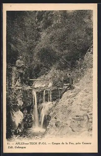 AK Arles-sur-Tech, Gorges de la Fou près Corsavy avec pêcheur au bord de la cascade