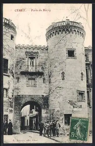 AK Céret, Porte du Barry avec groupe de personnes devant l`entrée