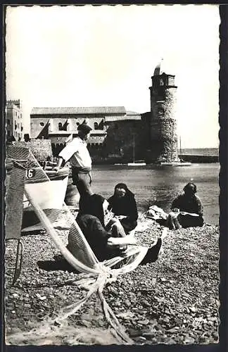 AK Collioure, Pêcheurs réparant les filets devant l`église Notre-Dame-des-Anges