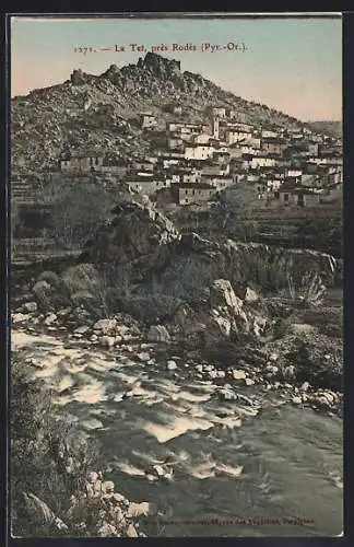 AK Rodès, Vue de la Têt et du village pittoresque sur la colline