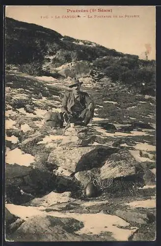 AK Canigou, La Fontaine de la Perdrix et randonneur assis sur les rochers